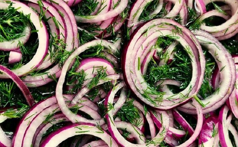 Как маринованный лук преобразит ваше мясо: секретный ингредиент для шашлыка и домашней курицы