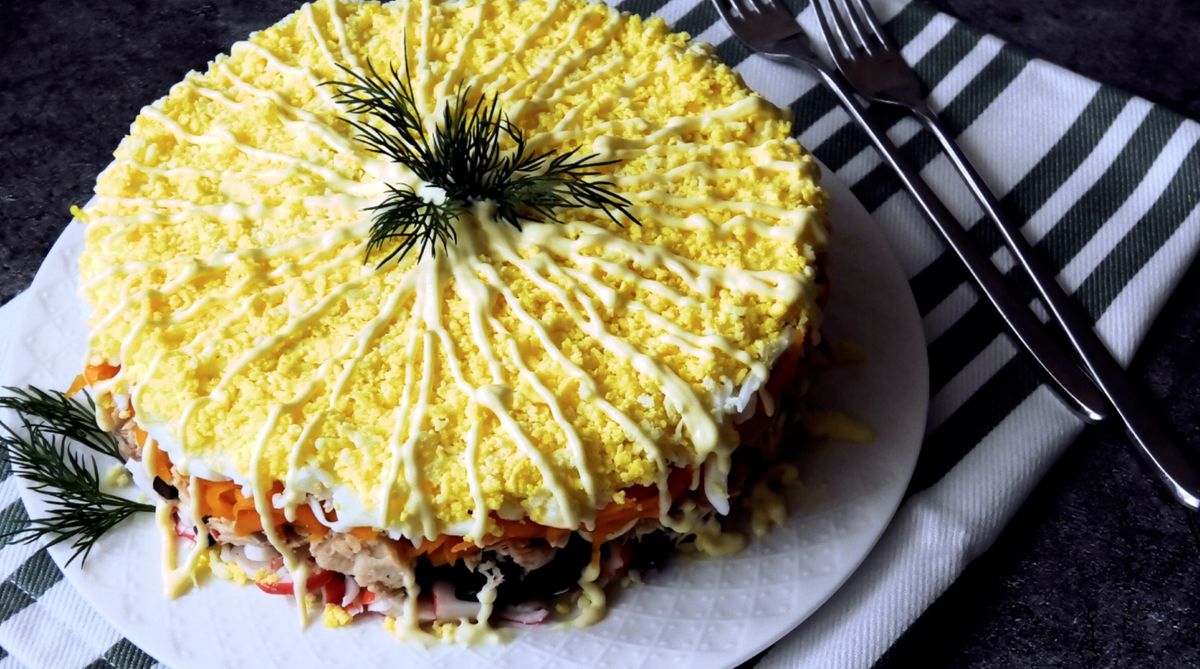 Вкусный и быстрый салат с горбушей и крабовыми палочками