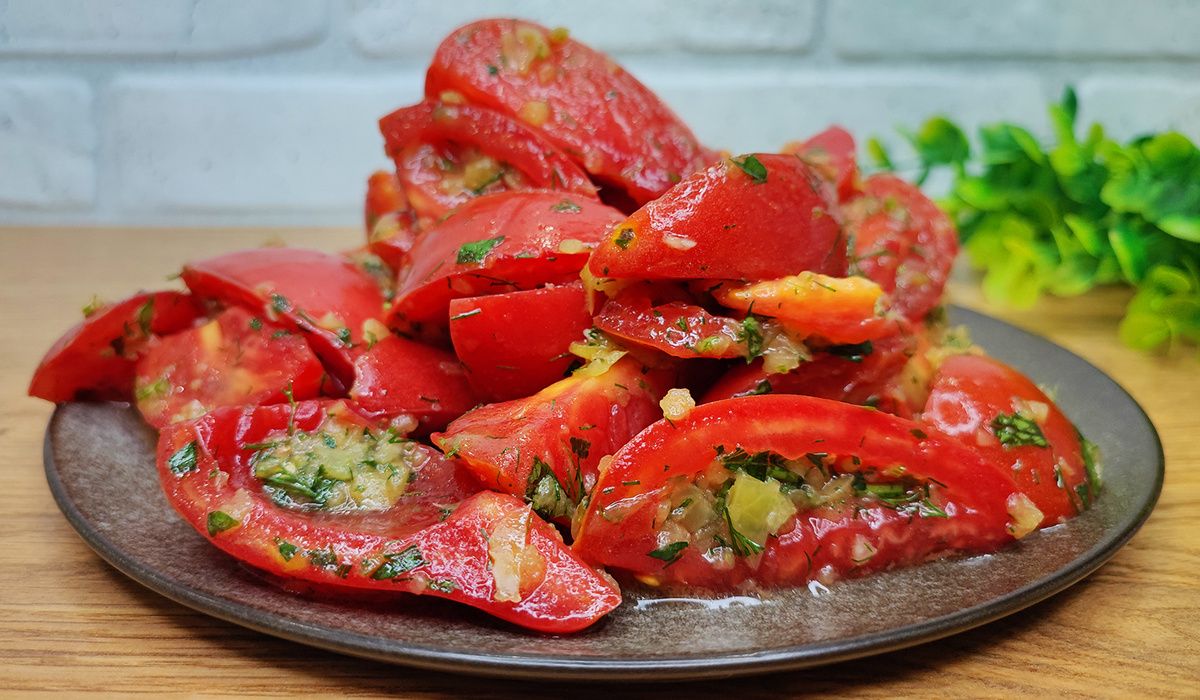 Летняя закуска из помидоров: быстро, просто и очень вкусно